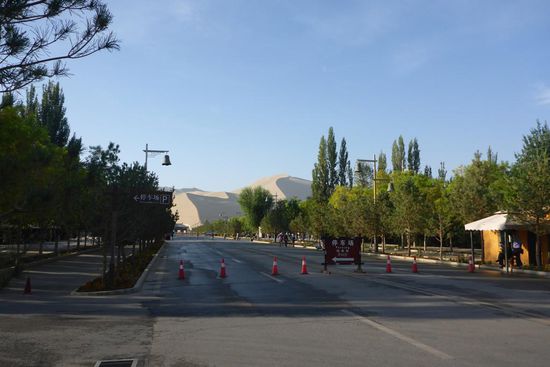 Dunhuang, Samstag 23. 8. 2014, Tag 101; 18 603 km
Südlich von Dunhuang finden sich die größten ...