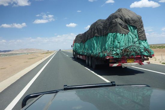 ... und zusammen mit Schwerlastverkehr ...