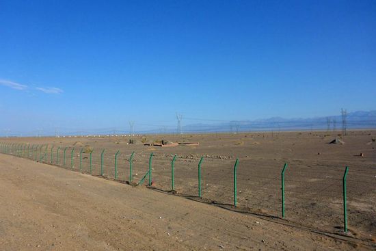 Das ist ein moslemischer Friedhof, von der neuen Autobahn in zwei Hälften geteilt.
Den Toten wird das gleichgültig sein, den Angehörigen vermutlich nicht.
Für die Han-Chinesen ist Feuerbestattung seit einigen Jahrzehnten per Gesetz vorgeschrieben; um Bodenfläche zu sparen, subventioniert die chinesische Regierung die Seebestattung vom Flugzeug aus, sie ist kostenlos
(die Erdbestattung der Urne kostet bis zu 100 000 Yuan)
Die Asche des Großen Vorsitzenden Mao wurde übrigens auf dessen Wunsch vom Flugzeug aus in alle vier Himmelsrichtungen verstreut; er wollte so demonstrieren, daß er Repräsentant des ganze Landes ist.