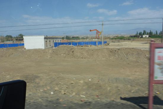 Der Westen Chinas, die Autonome Region Xinjiang, ist durch die moslemischen Uiguren (Osttürken) geprägt. Hier werden Bodenschätze abgebaut, insbesondere Erdöl und Kohle