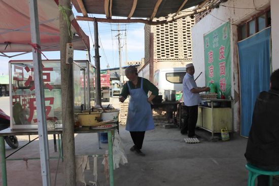 In dieser Garküche kaufe ich Eier (6 Stück für 5 Yuan) ...