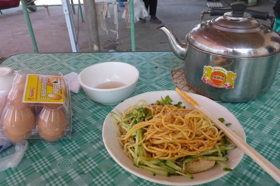 ... und esse eine lauwarme Nudelsuppe im Landesstil, serviert mit grünem Tee (7 Yuan)