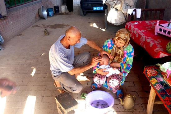 ... stolzer Vater dieses Sohnes im Alter von zwei Monaten,
dieser wird von seinen Großeltern mütterlicherseits betreut, hier bekommt er den Kopf von seinem Großvater mit dem Messer rasiert
