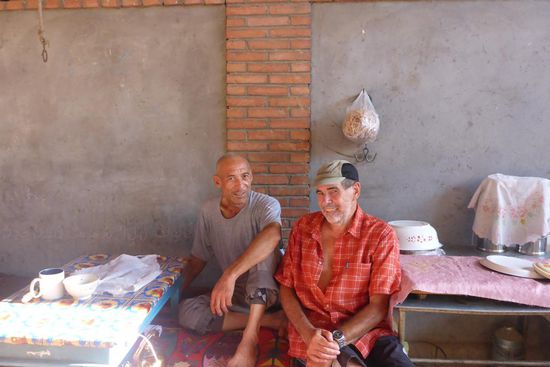 Der Schwiegervater von Madar ist 54 Jahre alt und möchte mit mir zusammen fotographiert werden, er ist Farmer und besitzt u. a. etwa 30 Schafe, die im Alter von 12 Monaten als Schlachtvieh verkauft werden.