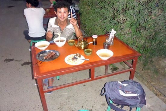 Mit Madar auf dem Nachtmarkt, es gibt Suppe, Reis, gegrillte Schafsleber und den obligatorischen grünen Tee