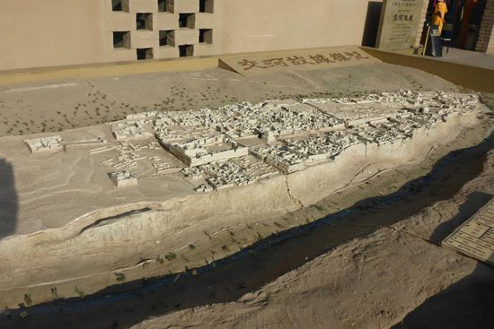 Modell der Ruinenstadt Jiaohe (Yarkhoto),
gegründet im 2. Jh. v. Chr. auf einem 30 m hohen Felsplateau zwischen zwei Flußarmen, so konnte auf eine Stadtmauer verzichtet werden ...