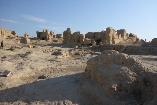 ... das Felsplateau ist 1700 m lang und bis zu 300 m breit ...