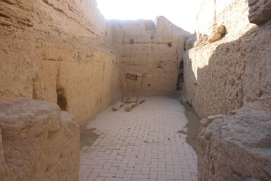 ... zum Schutz vor der Hitze wurden die Häuser teilweise in die Erde eingegraben ...