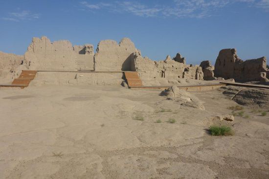 ... die mächtigsten der eindrucksvollen Lehmruinen gehören zu einem ehemaligen Buddhatempel ...