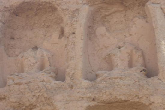 ... in diesen Nieschen sind Buddha-Figuren ohne Kopf zu erkennen ...