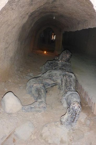 ... Karez sind Stollen , durch die das Wasser aus den Bergen in die Stadt und auf die Felder geleitet wird ...