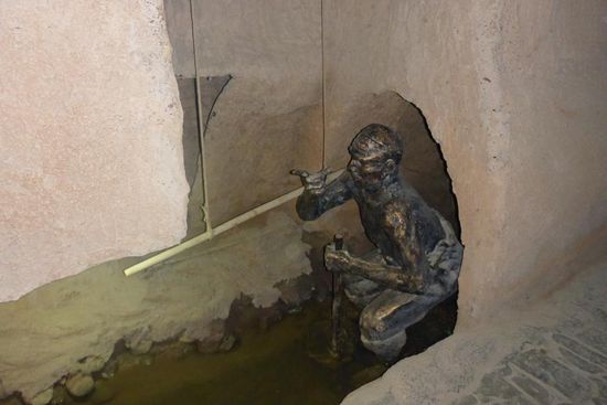 ... die Stollen sind 3 bis 10 km lang, die Gesamtlänge beträgt zwischen 3000 bis 5000 km