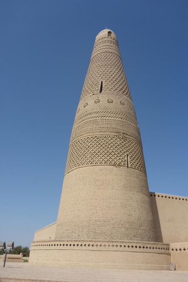 ... die Architektur des 36 m hohen Emin-Minaretts besteht aus zu Ornamenten arrangierten Backsteinen