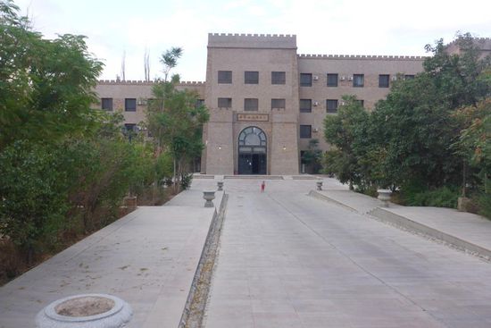 Unser Camp in Turfan auf dem Parkplatz dieses Hotels der gehobenen Mittelklasse;
wegen der besonderen politischen Situation in dieser Region steht es seit 2 Jahren fast leer; aktuell ist Reisehochsaison in China, wir sind die einzigen Gäste