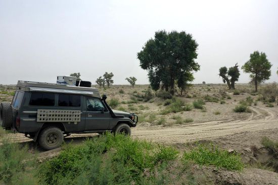 Auf staubiger Wüstentour