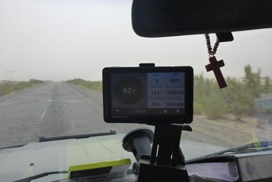 Die Taklamakan ist topfeben, wir bewegen uns ständig auf einer Höhe zwischen 915 und 930 m üNN auf den ersten 150 km