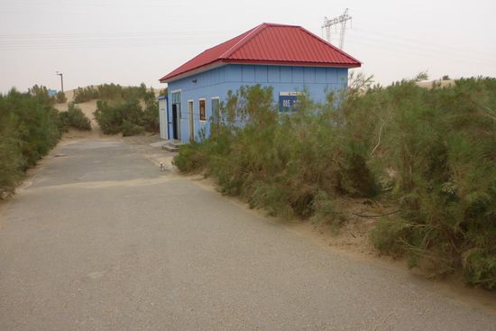 Im Abstand von 4800 m finden sich solche Pumpstationen, die aus einem riesigen unterirdischen See Wasser nach oben pumpen