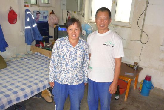 In dieser Pumpstation lebt und arbeitet dieses freundliche Ehepaar, das mich in ihre bescheidene Unterkunft bittet.
Bei grünem Tee und süßen Weintrauben verständigen wir uns gestenreich;
sie haben drei Kinder, die von Verwandten, wo auch immer, versorgt werden
