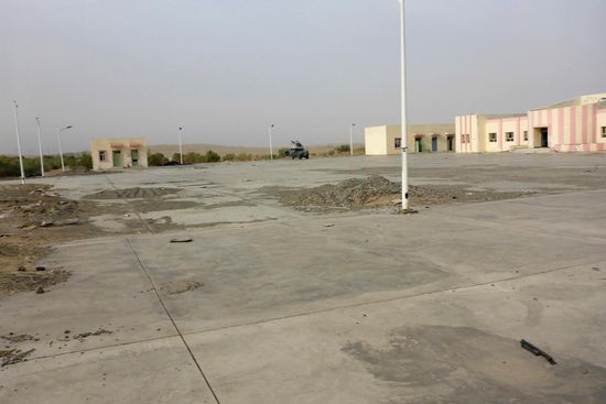 Im Camp an einer aufgegebenen Tankstelle nach einem nächtlichen Sandsturm