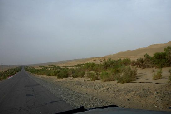 Die über 500 km lange Taklamakan-Straße quert diese Wüste von Norden nach Süde, von Luntai nach Minfeng
Sie wurde gebaut, um das Tazhong-Ölfeld zu erschließen