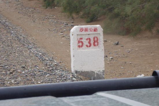 Nimmt das gar kein Ende?
Die Taklamakan ist 1000 km lang und bis zu 400 km breit, nach meinem Reiseführer soll sie die größte Sandwüste der Erde sein, ich habe Zweifel