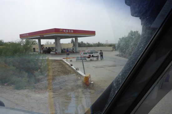 Gesicherte Tankstelle.
Tanken ist für mich ein seltenes Ereignis, mit meinen Tanks für 270 l Diesel komme ich gut 2500 km weit.
Diesel kostet in China landesweit ca. 90 Eurocent