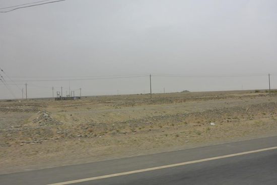 Die Landschaft wechselt zwischen Sand- und Steinwüste