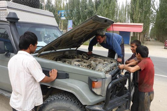 ... neugierige Einheimische.
Hier lasse ich den Luftfilter ausblasen, nach dem Sandsturm hat es sich gelohnt.