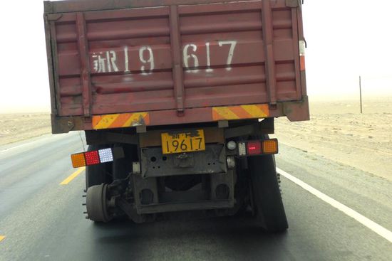 Er fährt vor mir, wie lange geht das gut?
Der linke Hinterreifen ist schon weg