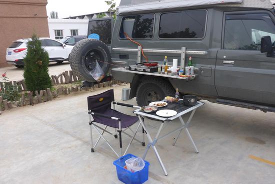 Im Camp in Hotan, ein gut bewachter Hotelparkplatz, um 2200 Uhr wird abgeschlossen; das Hotel wird insbesondere von Han-Chinesen der gehobenen Mittelklasse und Geschäftsleuten besucht, sie haben Angst vor politisch motivierten Übergriffen