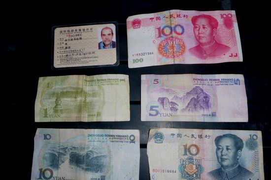 Yuan-Geldscheine, links oben mein chinesischer Führerschein