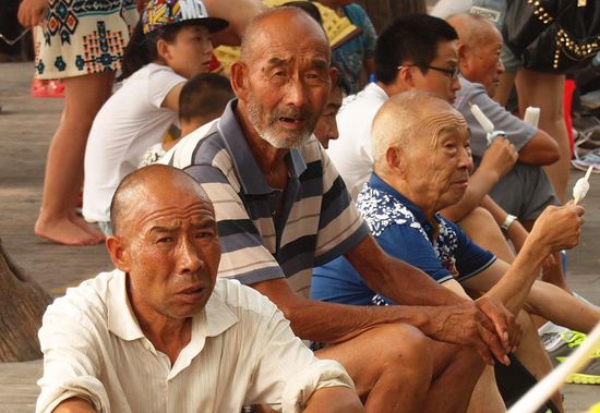 Skeptische Blicke auf die Langnasen