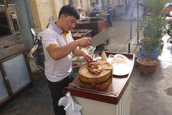 Kashgar 30. - 31. 8. 2014, Tage 109 - 110; 21 482 km
Mein Abendessen nach der Ankunft in Kashgar (Hühnchen)
350 000 Einwohner, davon 70% Uiguren, 20% Han-Chinesen, die übrigen sind Kirgisen, Usbeken und Tadschiken