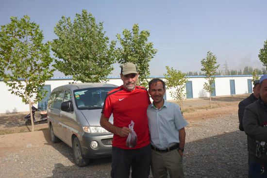 Begegnungen: Abdul, Uigure, führt uns durch seine Stadt,
er ist 32 Jahre alt, verheiratet, seine Frau erwartet in zwei Monaten ihr erstes Kind, eine Tochter
In der Tüte befindet sich die Leber eines Schafes, die Wolle zu einem Festessen verarbeitet