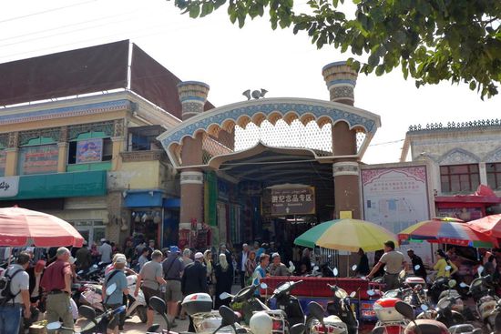 Am Eingang zum riesigen Basar in Kashgar
