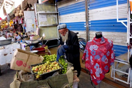 Er wischt sein Obst mit einem Tuch sauber