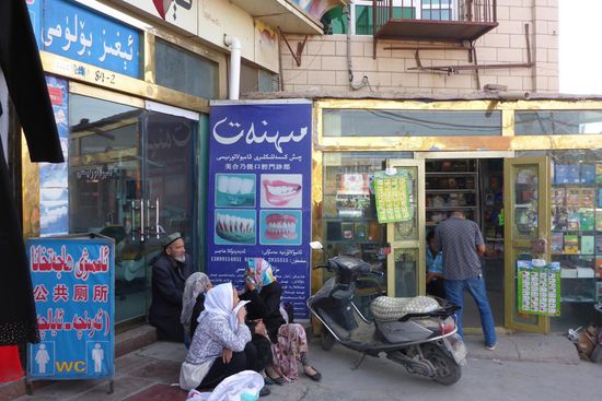 Zahnklinik im Basar, wartende Patienten