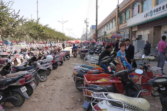 Auf dem Parkplatz am Basar