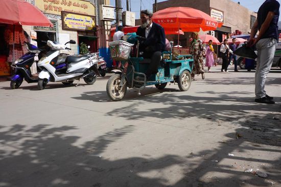 "Grenzen zu überschreiten erfordert die Kraft, Überraschungen zu ertragen, die uns in einem neuen, unbekannten Lebensraum erwarten. Ein Raum, wo das Risiko nicht mehr ein operettenhaftes Spielchen ist, Kamp tatsächlich Kampf bedeutet und stärker macht. Wo man aufhört, vor dem Spiegel die Zeit totzuschlagen und anfängt, wirkliche Gegner und Widerstände zu überwinden" 
(Manfred Schmidbauer "Abseits der Vorhersagbarkeit. Ein Wüstentagebuch")