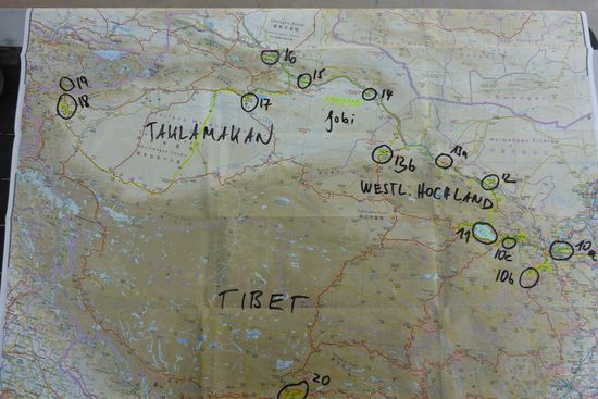 Die Route durch China, Teil II:
10a Lanzhou
10b Kloster Labrang
10c Kloster KumBum
11   Quinghai-See, Westliches Hochland
12    Zhangye, ebenda
13a   Jiayuguan, westliches Ende der Großen Mauer
13b   Dunhuang, Mogao-Grotten und Dünen
14     Hami
15     Turfan, Suleiman-Moschee, Ruinenstadt Jiaohe und Karez
17     Korla
18     Kashgar
19     Taschrabat, Grenzübergang China-Kirgisien
nicht besucht:
16    Urumqui, die Stadt, die weltweit am weitesten von einer Küste entfernt liegt
20   Lhasa
Ein vorläufiges Fazit, nach 40 Tagen in China und 9 077 gefahrenen Kilometern:
- auch China ist ein Land mit gewaltigen Dimensionen
- wir waren ausschließlich in Nordchina unterwegs und haben nur einen Bruchteil gesehen
- in China liegen der östlichste Punkt, der höchste Pass und der topographische Tiefpunkt der Tour
- der Nordosten Chinas ist hoch industrialisiert und entsprechend reich ("Geberland")
- der Preis dafür sind riesige Betonburgen und Umweltverschmutzung
- China hat sehr bedeutende Kulturgüter, die wirklich sehenswert sind
- das wirtschaftliche Wachstum Chinas ist unglaublich
- 1990 gab es noch keinen Kilometer Autobahn in China, inzwischen hat China ein Autobahnnetz mit einer Länge von 140 000 km, weltweit Spitze
- in keinem Land auf unserem Planeten gibt es mehr Elektrofahrzeuge als in China, insbesondere Motorroller und Tuk-Tuks
- es gibt atemberaubende Landschaften (z. B. Hochland, Wüsten)
- China ist reich an unterschiedlichen Kulturen und Ethnien, was auch zu Spannungen mit den entsprechenden Auswirkungen führt
- grundsätzlich habe ich alle Chinesen freundlich und kontaktfreudig erlebt, gleichwohl neugierig, manchmal sehr neugierig
- das häufige Ausspucken im öffentlichen Raum ist gewöhnungsbedürftig
- das Verhalten im Verkehr ist chaotisch, jeder fährt, wie er will; weil alle sehr aufmerksam sind und offensichtlich mit allem rechnen, kommt es erstaunlich selten zu Unfällen
- mir persönlich hat der Westen Chinas besser gefallen als der Osten
- China ist ein dicht besiedeltes Land, außer im Hochland und in den Wüstengebieten
- Chinesen sind sehr geschäftstüchtig, die "Vermarktung" der Kulturschätze ist gigantisch
- ich freue mich auf Kirgisien, wieder eine neue Welt