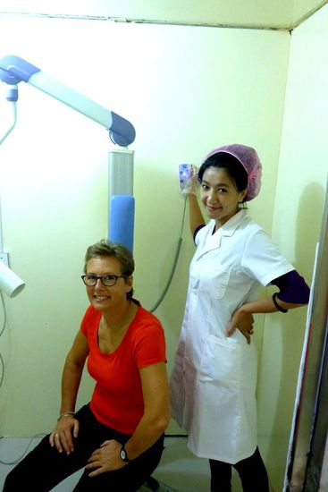 ... Adi im Röntgenraum, in charmanter Bertreuung einer jungen uigurischen Zahnärztin