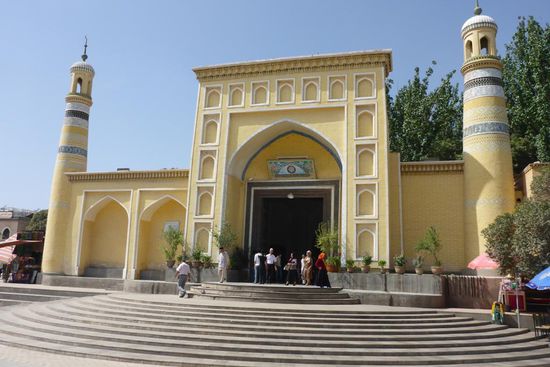 Eingang zur Id-Kah-Moschee, mit einer Fläche von 1,6 ha angeblich die größte Moschee in China ...