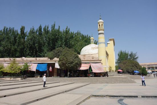 ... die Gebetshalle soll Platz für 7 000 Gläubige bieten, das Innere ist sehr nüchtern und hat den Charme einer Bahnhofs-Wartehalle