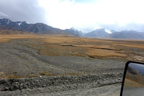... 40 % der Landesfläche liegt höher als 3 000 m üNN,
davon sind drei Viertel permanent von Eis und Schnee bedeckt