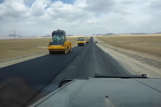 Die Straße nach Bishkek, der Hauptstadt des Landes, wird von Chinesen gebaut, große LKW bringen Waren aus China und fahren leer zurück