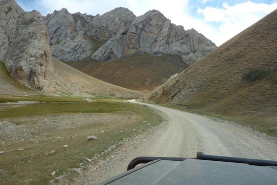 Auf einem Schotterweg zur ...