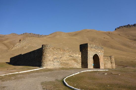 ... Karawanserei aus dem 14. Jh., sie bot Schutz in der Nacht vor Räubern ...