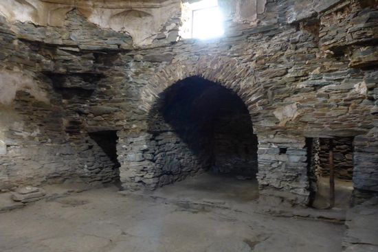 Hier saß man zusammen, ev. "Wein, Weib und Gesang"?