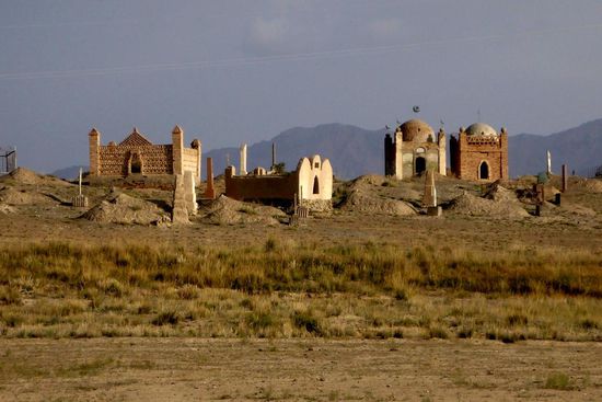 "Wanderer, 
verweile hier und weine, 
denn hier ruhen meine Gebeine, 
ich wollt', es wären Deine"
Pfälzische Grabinschrift, nicht unsympathisch