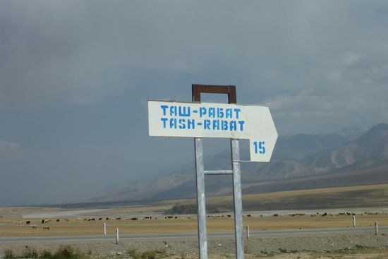 Die alte Karawanserei liegt 15 km abseits der Seidenstraße, versteckt in einem Tal, geschützt vor Räubern und anderen Ganoven